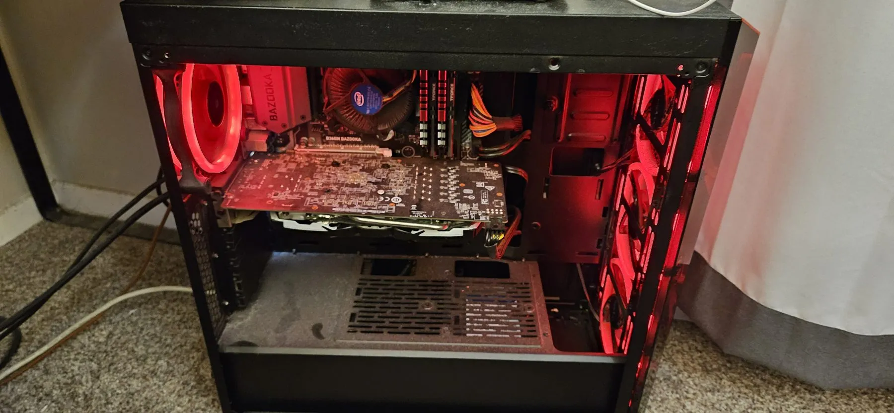Inside the original PC: red fans, RX 580 and Intel stock cooler